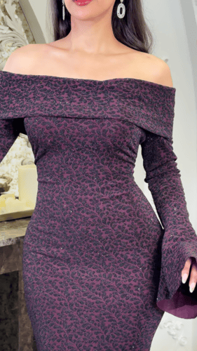 فستان أنثوي فاخر بنقوش بارزة متداخلة باللون الأسود