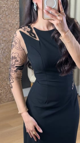 فستان أسود بتفاصيل شفافة وتطريز فاخر