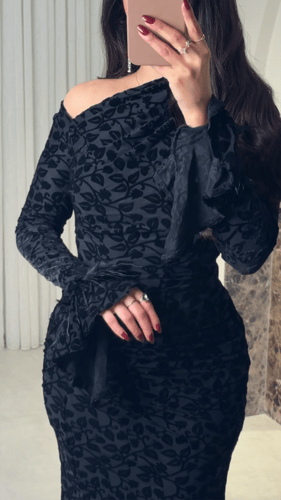 فستان مخملي فاخر بلون اسود ملكي