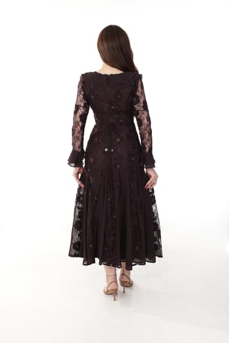 فستان سهرة بني داكن مزين بورود بارزة