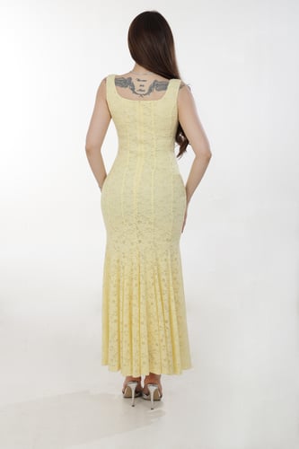 فستان دانتيل اصفر بدون اكمام