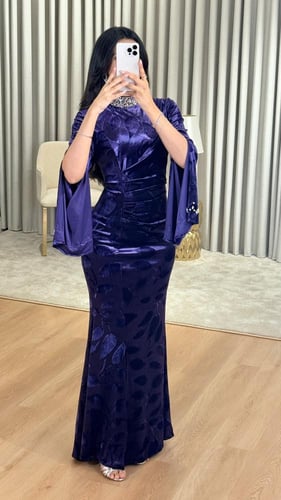 فستان بنفسجي فاخر من قماش مخملي مزخرف بتطريز كريست...