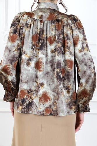 بلوزة بطبعة فنية بألوان ترابية