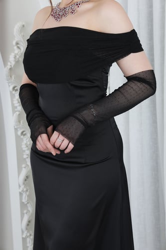 فستان ساتان اسود اوف شولدر