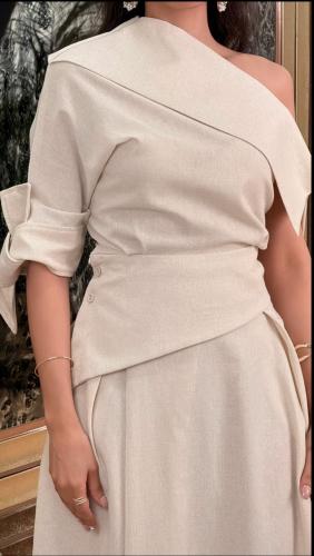 بلوزة كتان بقصة مائلة