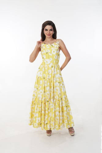 فستان أصفر مشجر بحمالات رفيعة بطابع مورد