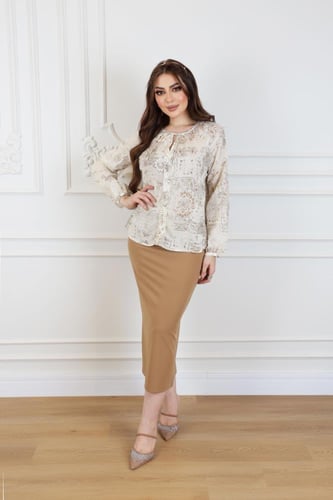 بلوزة بطبعة شرقية بلون بيج ناعم