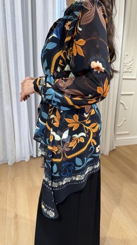 بلوزة شيفون أسود ونقوش نباتية ملونة