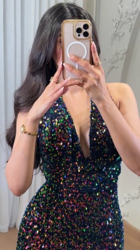 فستان سهرة مرصع بالترتر الملون – تصميم هالتر بلمعة...