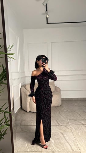 فستان بطابع تشجير مخمل