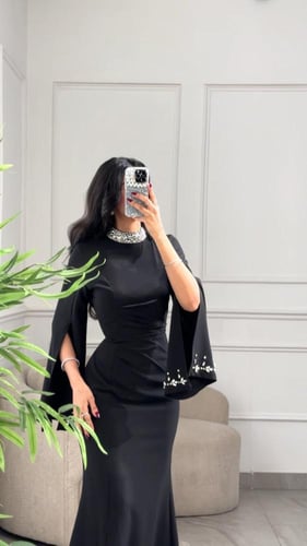 فستان كريب سهرة مزين بإكسسوار