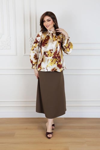 بلوزة بطبعة فنية غنية بالألوان الدافئة