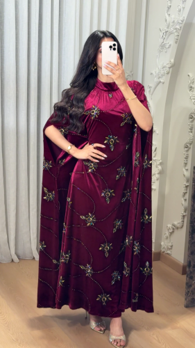 جلابية مخملية فاخرة بلون خمري مطرزة