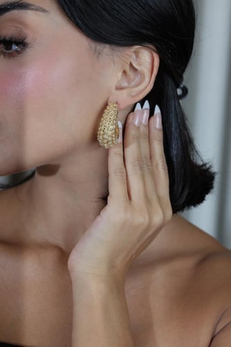 حلق ذهبي فاخر بتصميم شبكي متدلٍ