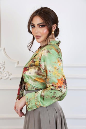 بلوزة بطبعة فنية تجريدية