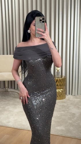 فستان سهرة فضي مرصّع بالكامل بشك فاخر