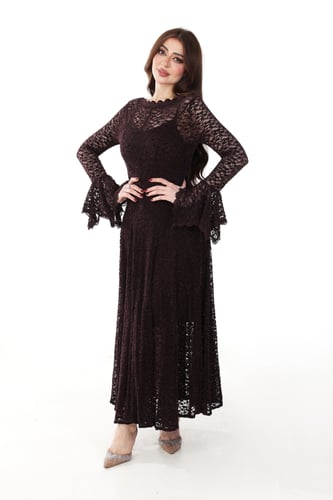 فستان بني داكن من الدانتيل الفاخر