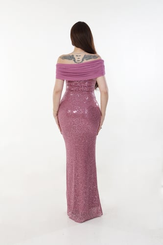 فستان سهرة وردي مزين بترتر ولؤلؤ