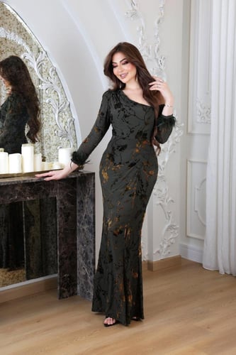 فستان مخملي بطابع مشجر بكتف مكشوف