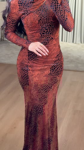 فستان مطبوع بنقشة جلد الثعبان