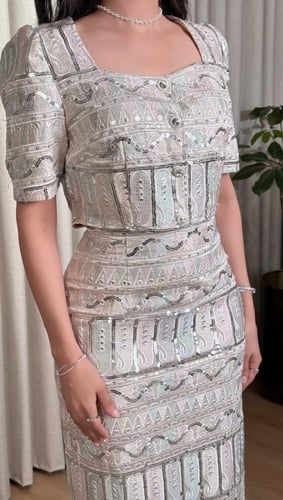 بلوزة العيد بتطريز وترتر