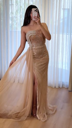 فستان سهرة بلون بيج ذهبي مرصع بشك بالكامل