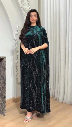 جلابية مخملية فاخرة باللون الأخضر الزمردي مطرزة بك...