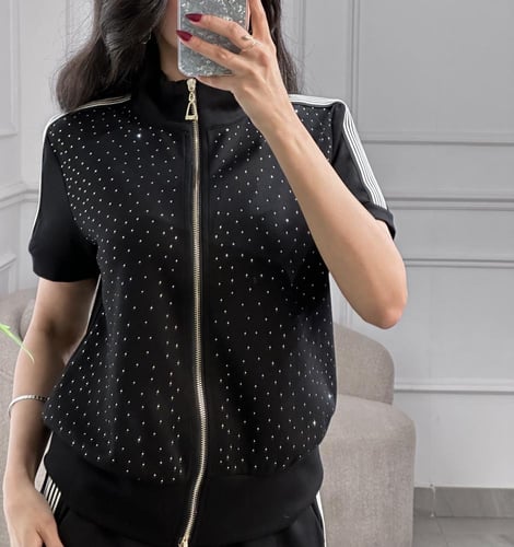 بلوزة بياقة مرتفعة