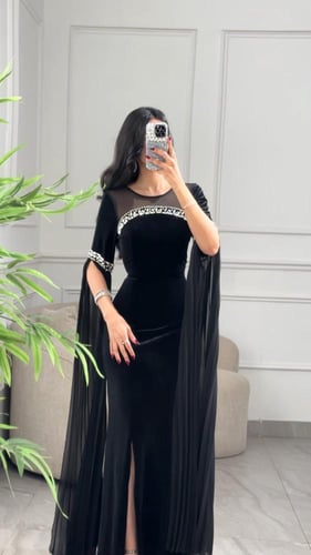 فستان مخمل مزين بإكسسوار