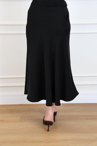 تنورة كلوش كريب بلون أسود