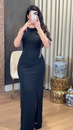 فستان أسود بتفاصيل شفافة وتطريز فاخر