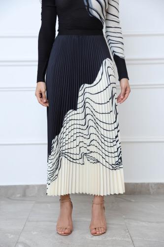 تنورة كسرات بطابع خطوط