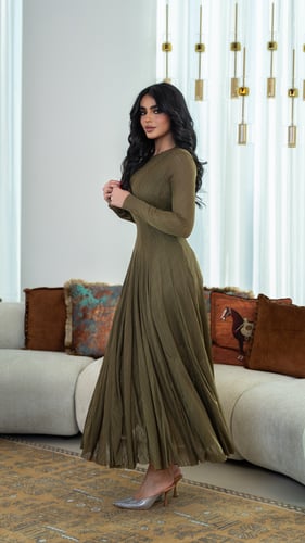 فستان طويل باللون الزيتي بقماش استرتش