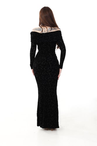 فستان مخملي فاخر باللون الاسود مزدان بنقوش بارزة