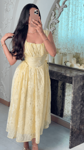 فستان العيد اصفر بنقشة ورد مطرزة