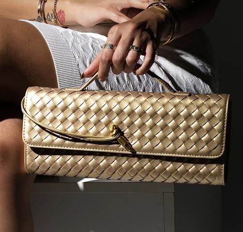 حقيبة كلاتش جلد بمقبض علوي بلون ذهبي