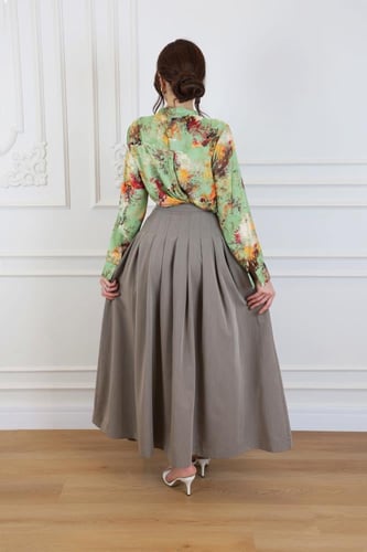 بلوزة بطبعة فنية تجريدية