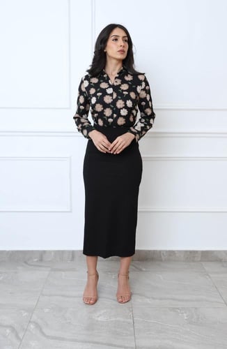 بلوزة مورده بياقة