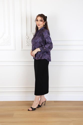 بلوزة بلون بنفسجي بطبعة فنية عصرية