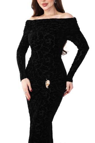 فستان مخملي فاخر باللون الاسود مزدان بنقوش بارزة