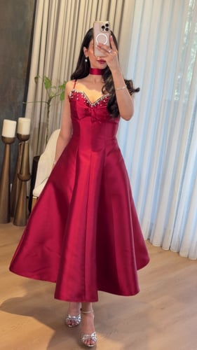 فستان احمر بـترصيع فاخر من اللؤلؤ والكريستال