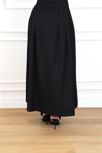 تنورة سوداء واسعة بقصة كلوش