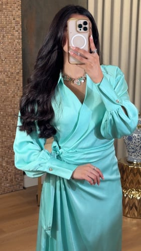 فستان ساتان فاخر بلون تركواز باستيلي ناعم