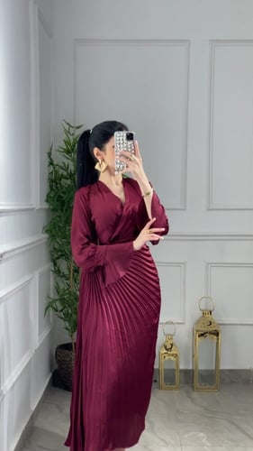 فستان بطابع كسرات برغندي