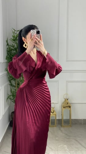 فستان بطابع كسرات برغندي