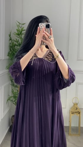 فستان ميد كسرات مزين بكريستال