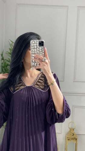 فستان ميد كسرات مزين بكريستال