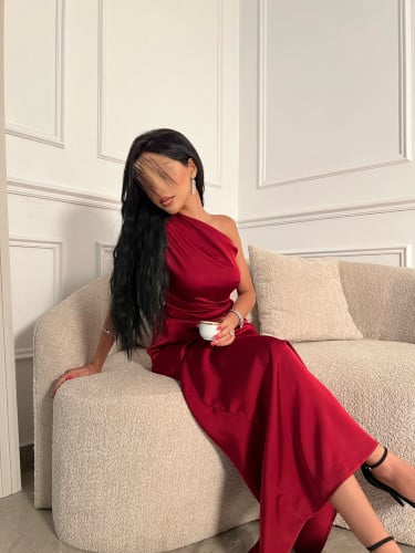 فستان حرير ناعم بكتف واحد