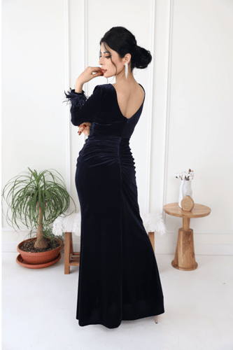 فستان سهرة بأكمام ريش