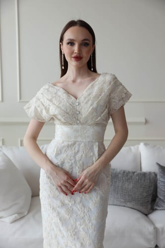 فستان دانتيل بثنايا على الصدر -